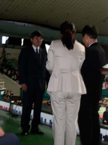 El maestro Doo Hyung Cho que va a recibir el diploma de 9º dan de manos del gran maestro In Sun Seo